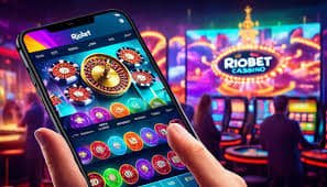 Layar tabel permainan langsung dengan dealer dan pemain di berbagai meja
